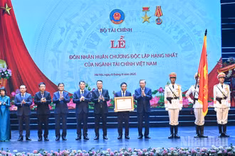 Tổng Bí thư Tô Lâm trao Huân chương Độc lập hạng Nhất tặng ngành tài chính. (Ảnh ĐĂNG KHOA)