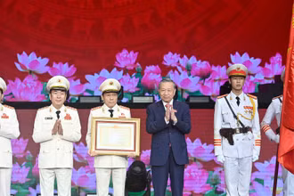 Tổng Bí thư Tô Lâm trao Huân chương Sao vàng lần thứ năm tặng lực lượng Công an nhân dân Việt Nam. 