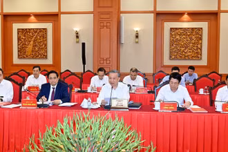 Tổng Bí thư Tô Lâm và các đồng chí lãnh đạo Đảng, Nhà nước chủ trì buổi làm việc với Ban Thường vụ Quân ủy Trung ương.
