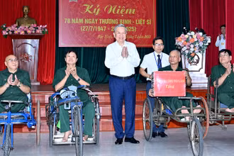 Tổng Bí thư Tô Lâm tặng quà thương binh nặng tại Trung tâm Điều dưỡng thương binh Thuận Thành (phường Ninh Xá, tỉnh Bắc Ninh).