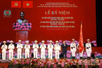 Lực lượng Công an Nhân Dân lần thứ 5 đón nhận Huân chương Sao Vàng (ẢNh: ĐĂNG KHOA)