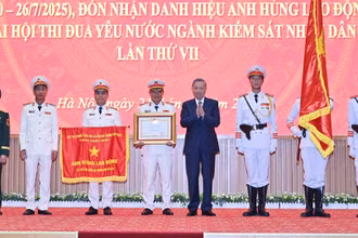 Tổng Bí thư Tô Lâm trao Danh hiệu Anh hùng lao động cho ngành kiểm sát nhân dân.