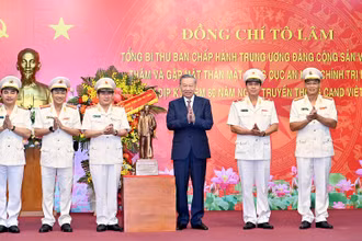 Tổng Bí thư Tô Lâm trao tặng bức tượng Chủ tịch Hồ Chí Minh cho Cục An ninh chính trị nội bộ, Bộ Công an.
