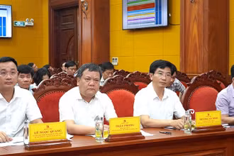 Các đồng chí lãnh đạo tỉnh dự hội nghị tại điểm cầu Quảng Bình. (Ảnh: QV)