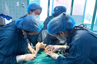 Các bác sĩ tiến hành phẫu thuật cho trẻ bị dị tật ở mắt. (Ảnh: HL)