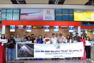 Lãnh đạo Sở Văn hóa, Thể thao và Du lịch tỉnh Quảng Trị đón và tặng hoa chúc mừng đoàn làm phim tại Cảng hàng không Đồng Hới.
