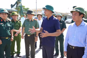 Bí thư Tỉnh ủy (áo sẫm màu) và đoàn công tác đã đến kiểm tra tình hình tại khu neo đậu tránh trú bão tàu cá cửa Gianh. (Ảnh: QV)