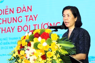 Phó Chủ tịch Trung ương Hội Liên hiệp Phụ nữ Việt Nam Nguyễn Thị Minh Hương phát biểu khai mạc Diễn đàn.