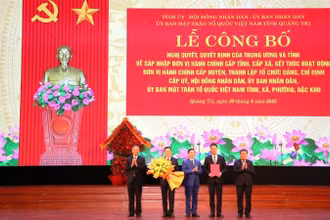 Phó Thủ tướng Trần Hồng Hà trao Quyết định thành lập Đảng bộ tỉnh Quảng Trị.