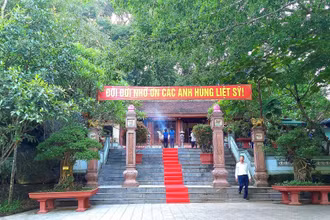 Đền tưởng niệm Anh hùng liệt sĩ đường 20 Quyết thắng (còn gọi là hang Tám thanh xung phong).
