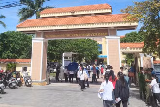 Thí sinh đến làm thủ tục dự thi tại Trường trung học phổ thông chuyên Võ Nguyên Giáp