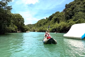 Du khách chèo SUP trên sông Chày. (Ảnh: Hằng Mỹ)