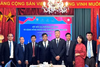 Đoàn công tác tỉnh Quảng Bình chụp ảnh lưu niệm với Đại sứ Việt Nam tại Cộng hòa Séc. (Ảnh: Thái An)