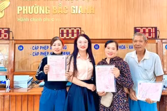 Đại diện Ủy ban nhân dân phường Bắc Gianh, tỉnh Quảng Trị cấp Giấy chứng nhận quyền sử dụng đất lần đầu cho các hộ gia đình theo quy định về thẩm quyền được giao. (Ảnh minh họa)