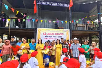 Điểm trường Dốc Mây trong ngày khai giảng năm học 2025-2026. Ngay sau lễ khai giảng, nhà trường tặng quà cho phụ huynh học sinh, (Ảnh: VĂN TRÁNG)