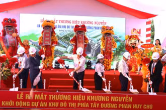 Các đại biểu thực hiện nghi thức khởi công dự án. 