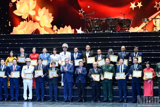 Tổng Bí thư Tô Lâm và Thường trực Ban Bí thư Trần Cẩm Tú chụp hình lưu niệm cùng các điển hình tiêu biểu tại chương trình.