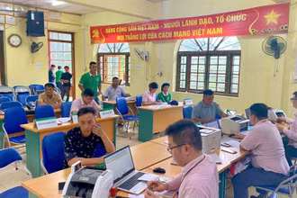 Giao dịch khách hàng tại Điểm giao dịch của Ngân hàng Chính sách xã hội tỉnh Cao Bằng.