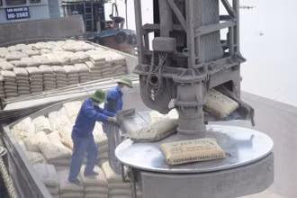 Xuất xi-măng tại cảng của VICEM Hoàng Thạch. (Ảnh MẠNH HƯNG)