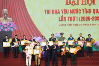 Lãnh đạo Ủy ban nhân dân tỉnh Quảng Ngãi trao Bằng khen tôn vinh các tập thể, cá nhân điển hình tiên tiến, đạt nhiều thành tích xuất sắc trong phong trào thi đua yêu nước giai đoạn 2020-2025. 