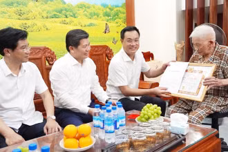 Bí thư Tỉnh ủy Lê Ngọc Quang trao tặng Huy hiệu 80 năm tuổi Đảng cho ông Nguyễn Đổng.