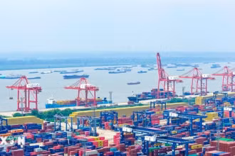 Quang cảnh cảng hàng hóa ở tỉnh Giang Tô, Trung Quốc. (Ảnh: THX/TTXVN)