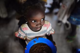 Trẻ em chờ nhận bữa trưa ở Juba, Nam Sudan ngày 15/8/2011. (Ảnh: Xinhua)