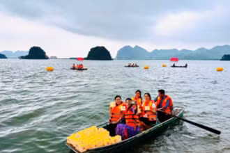 Du khách thả đèn hoa đăng trên hồ Lục Nhạc, Khu du lịch Tam Chúc, Hà Nam.