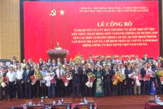 Trao Nghị quyết, và các Quyết định và tặng hoa chúc mừng đại diện các xã, phường tại buổi Lễ.