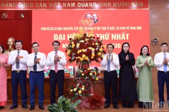 Đồng chí Nguyễn Thái Học, Phó Bí thư Đảng ủy Mặt trận Tổ quốc, các đoàn thể Trung ương (thứ 4 từ phải sang) tặng hoa chúc mừng Ban Chấp hành Đảng bộ các cơ quan tham mưu, giúp việc của Đảng ủy Mặt trận Tổ quốc, các đoàn thể Trung ương nhiệm kỳ 2025-2030.