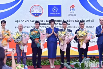 Ban tổ chức trao Huy chương Felix Elmusa, tặng hoa chúc mừng 5 chuyên gia, cán bộ làm công tác báo chí tiêu biểu của Việt Nam.
