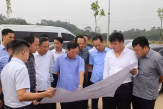 Cán bộ huyện Cẩm Khê, tỉnh Phú Thọ kiểm tra công tác giải phóng mặt bằng Khu công nghiệp Cẩm Khê.