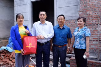 Lãnh đạo tỉnh Lào Cai thăm và tặng quà cho gia đình được hỗ trợ xóa nhà tạm tại xã Bản Lầu, huyện Mường Khương.