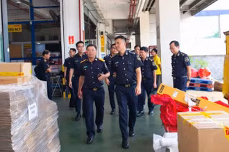 Từ 1/8, cơ quan Hải quan sẽ chính thức triển khai thu thuế giá trị gia tăng tự động trên hệ thống đối với hàng hóa nhập khẩu có giá trị thấp (dưới 1 triệu đồng) gửi qua dịch vụ chuyển phát nhanh. (Ảnh: CHQ)