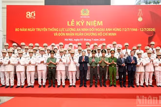 Chủ tịch Quốc hội Trần Thanh Mẫn và các đồng chí lãnh đạo Đảng, Nhà nước, Bộ Công an với lực lượng An ninh đối ngoại.