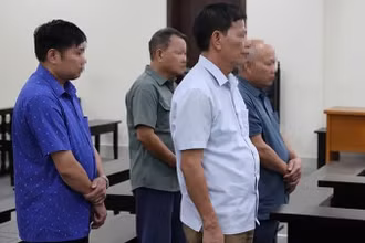 Bốn bị cáo tại phiên tòa.