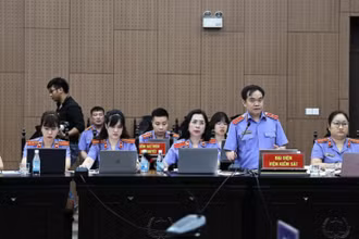 Đại diện Viện Kiểm sát tranh luận.