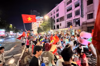 Người hâm mộ Thành phố Hồ Chí Minh hân hoan xuống đường vẫy cờ chúc mừng chiến thắng của đội tuyển bóng đá nam Việt Nam. (Ảnh: Thế Anh)