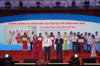Thành phố Hà Nội tôn vinh những gia đình giữ được nét đẹp văn hóa gia đình truyền thống và có nhiều đóng góp cho xã hội. 