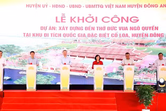 Tổng Bí thư Tô Lâm cùng các đại biểu ấn nút khởi công xây dựng đền thờ Đức vua Ngô Quyền. (Ảnh: Viết Thành)