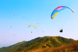 Đồi Bù là điểm chơi dù lượn hiếm hoi ở Thủ đô.