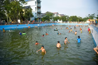 Trẻ em thôn Hưng Giáo (xã Tam Hưng, huyện Thanh Oai, Hà Nội) thỏa sức vui chơi, tập luyện trong ao bơi sinh thái.