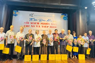 Lãnh đạo quận Hoàn Kiếm tri ân những tập thể, cá nhân có đóng góp nổi bật trong công tác bảo tồn, phát huy giá trị di sản.