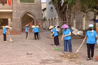 Gìn giữ cảnh quan môi trường sạch, đẹp đã trở thành nền nếp trong cuộc sống của người dân Gia Lâm.