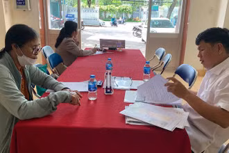 Lãnh đạo Ủy ban nhân dân phường Tân An hướng dẫn giải quyết thủ tục hành chính cho người dân sáng 1/7.