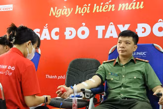 Công an thành phố Cần Thơ tham gia hiến máu tình nguyện.