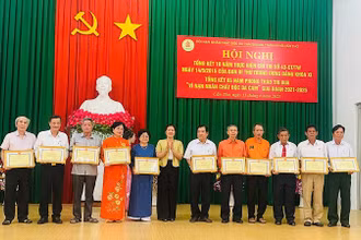 Phó Chủ tịch Ủy ban nhân dân thành phố Cần Thơ Nguyễn Thị Ngọc Điệp (ở giữa) trao Bằng khen cho tập thể có nhiều đóng góp trong hỗ trợ nạn nhân da cam/dioxin.