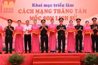 Các đại biểu cắt băng khai mạc triển lãm.
