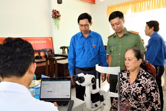 Bác sĩ khám mắt cho người dân xã Hỏa Lựu.