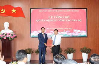 Đồng chí Nguyễn Xuân Thắng trao quyết định bổ nhiệm cán bộ tại buổi lễ.